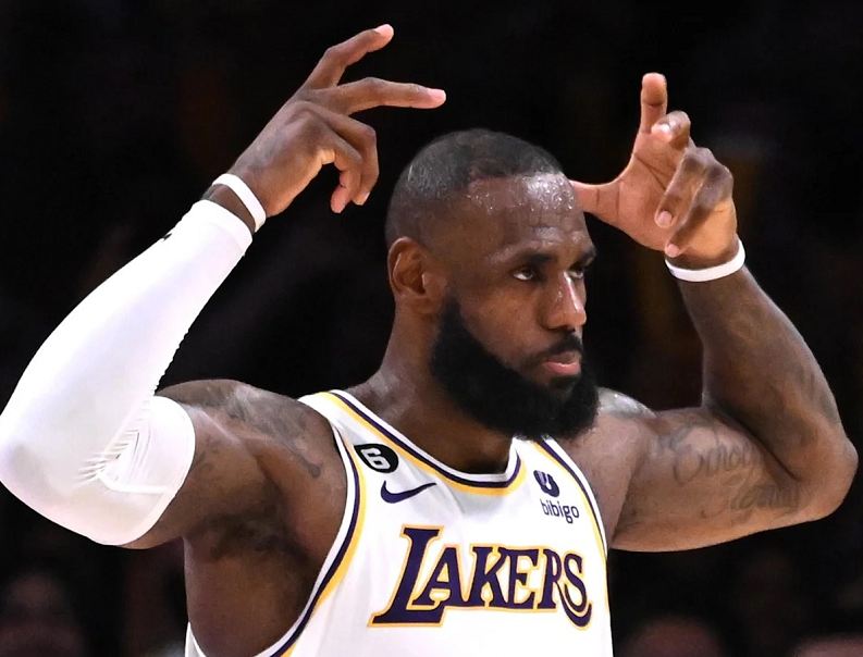 s15-36分+31分+30分，无缘全明星首发！老詹接受现实，NBA要变天了