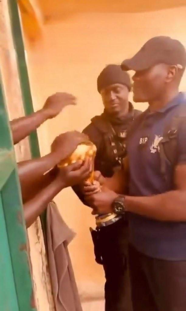 英雄联盟s15总决赛-一视同仁，塞内加尔让监狱囚犯触摸非洲杯奖杯分享夺冠喜悦